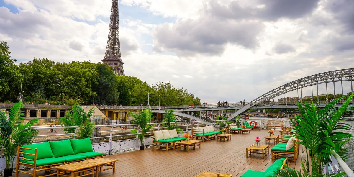 Illustration de l'article Comment choisir une péniche pour un anniversaire à Paris ?