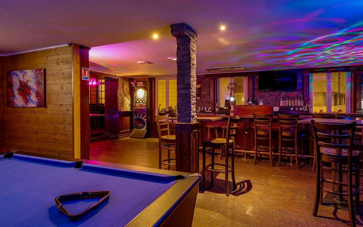 Espace principal de The Canadian Embassy Pub à Paris 17